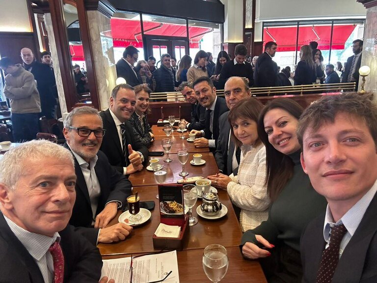 Mario Russo junto al gabinete nacional